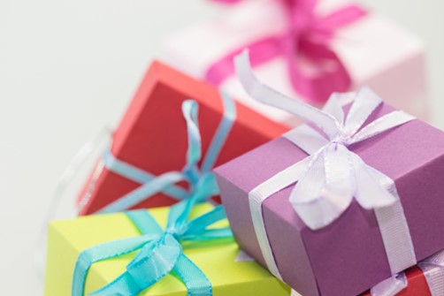 HOW TO BUY CHRISTMAS GIFTS ON A BUDGET